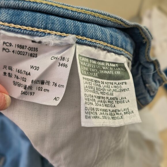 Levi’s Mid-Rise Boyfriend Jeans Size 30 – Relaxed Fit Denim - Picture 6 of 6